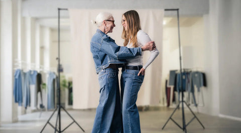 Zwei Frauen unterschiedlicher Generationen in DAWN Denim Jeans aus Bio-Baumwolle – Wide Straight und Flared Fit in klassischem Blau