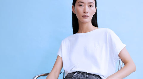 5️⃣ Nachhaltige Mode im Alltag: Frau trägt zeitlose Kleidung aus hochwertigen Materialien