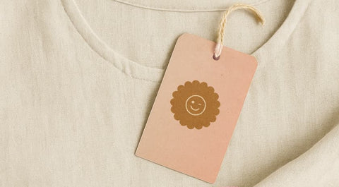 Linnenkleidung mit Etikett – Symbol für nachhaltige Materialien und bewussten Kleiderkauf