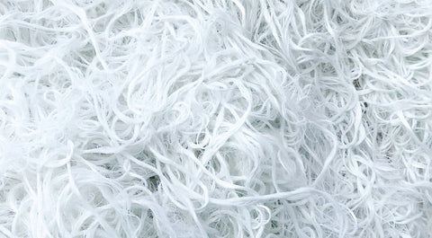 Wiederverwertetes Polyester, das aus Plastikflaschen und Textilabfällen entsteht