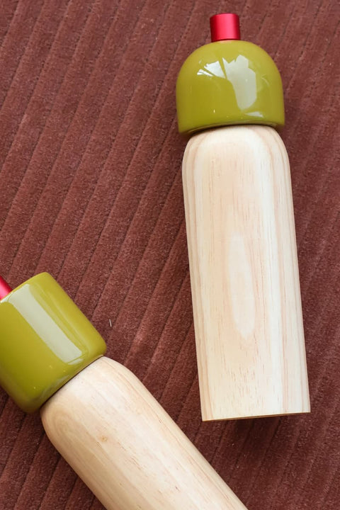 MÆGEN × Our Curated Abode Pfeffermühle Olive Rot Mittelgroß – Detailansicht 19 cm Olivgrün und Rot, nachhaltig zertifiziertes Kautschukholz