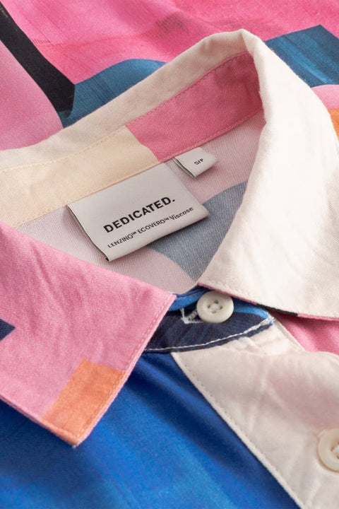 Kurzarmhemd Alsvik von Dedicated aus 100% LENZING ECOVERO Viskose, Corozo-Knöpfe, abgerundeter Saum