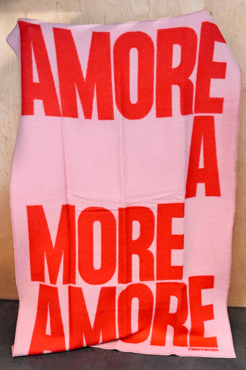 NAVUCKO Wolldecke AMORE in Rosa/Rot, drapiert im Wohnbereich