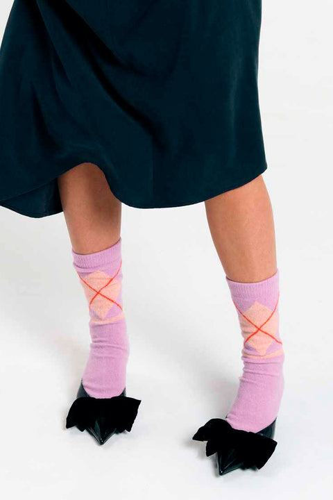 Argyle Socks Wool Lilac im Alltag getragen