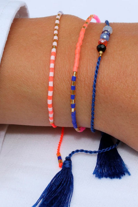 Armband Sweet String Orange Sprinkles Blush Indigo, kombiniert mit anderen Bändchen, Sprinkles-Mix aus Coral, Weiß, Indigo und Gold