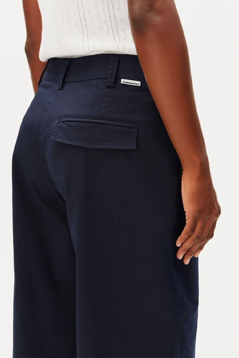 Barrel Leg Twill Pant ARMEDANGELS Night Sky – Detailansicht Twillstruktur und Häkchenverschluss, Bio-Baumwolle