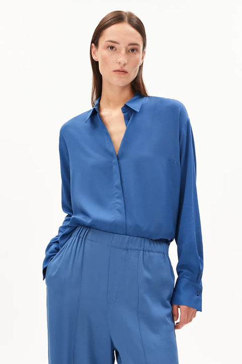 Blaue Damenbluse aus LENZING™ ECOVERO™ von ARMEDANGELS