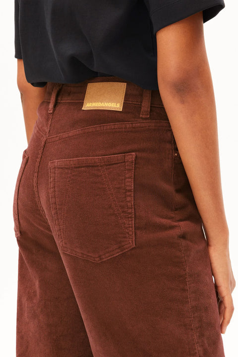 Detailansicht des Kordstoffs und der 5-Pocket-Taschen der ENIJAA