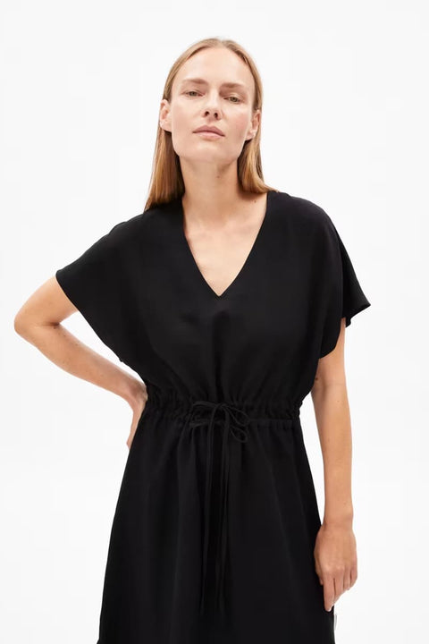 Schwarzes Maaholina Lino Kleid mit Kordelzug und Deep V-Ausschnitt