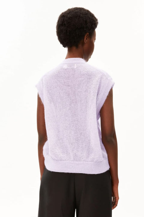Strickpullunder ARMEDANGELS Moonlit Lilac – Detailansicht Feinstrick-Struktur in zartem Lila, 45% Mohair, TENCEL™ Lyocell, RWS zertifiziert