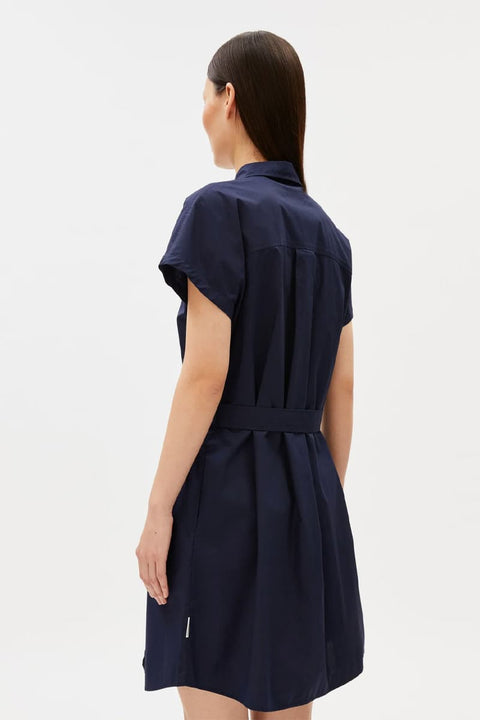 Poplin Larisaana Blouse ARMEDANGELS Tinted Navy – Detailansicht Hemdkragen, Knopfleiste und Bindegürtel