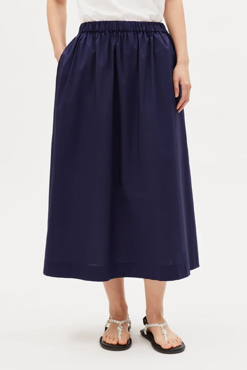 Poplin A-Line Midi Skirt ARMEDANGELS Tinted Navy – Detailansicht Poplin-Struktur und elastischer Bund, Dunkelblau