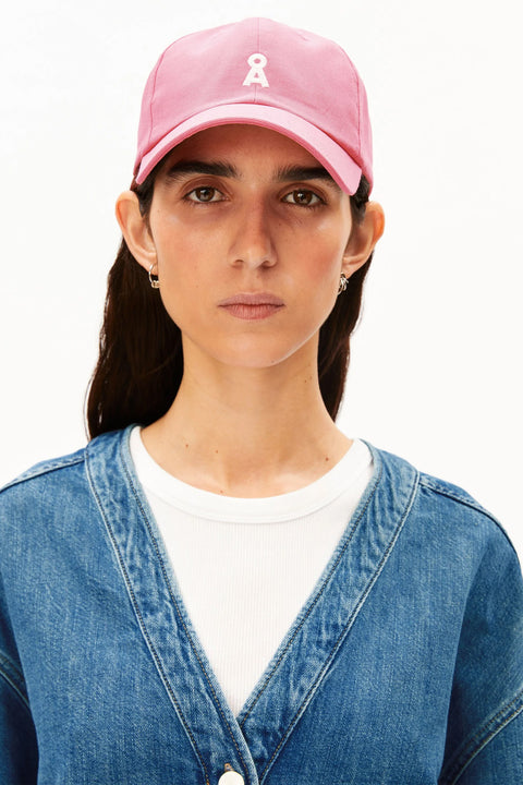 Yenaas Bold Cap in Washed Berry von ARMEDANGELS mit weißem A-Logo, Frontalansicht