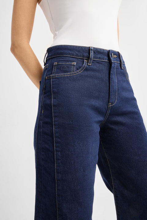 ASH Barrel Leg DAWN Denim Stay Blue – Detailansicht charakteristische Cutline-Naht vorne, leicht O-förmige Silhouette in Stay Blue Denim