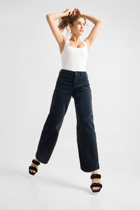 ASH Barrel Leg Cordhose von DAWN in Dark Navy, weiter Beinschnitt in Bewegung