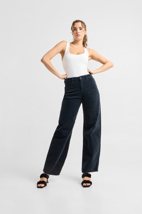 ASH Barrel Leg Cordhose von DAWN in Dark Navy, Frontalansicht am Modell