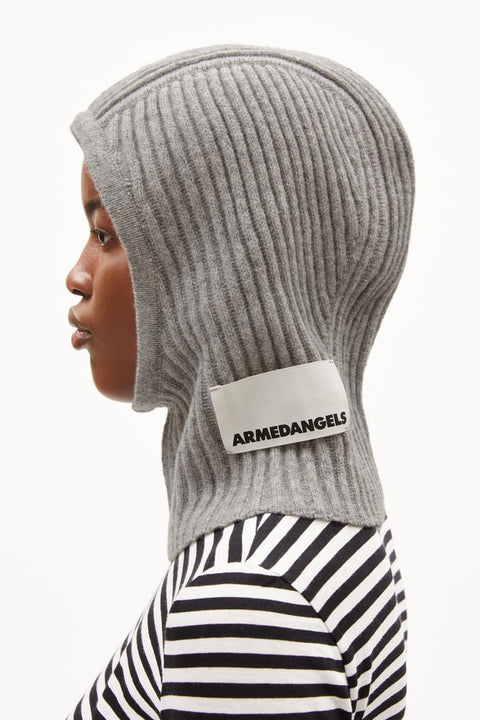 Modell trägt die Graue Balaclava von ARMEDANGEL im Winterlook