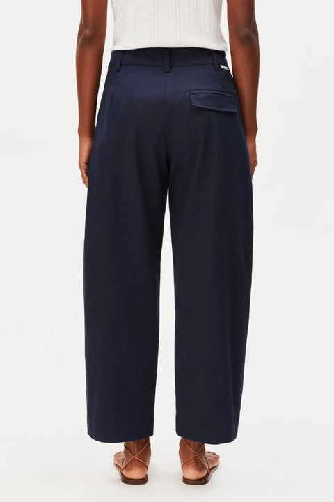 Styling-Ansicht Barrel Leg Twill Pant ARMEDANGELS in Night Sky, kombiniert mit Bluse oder T-Shirt