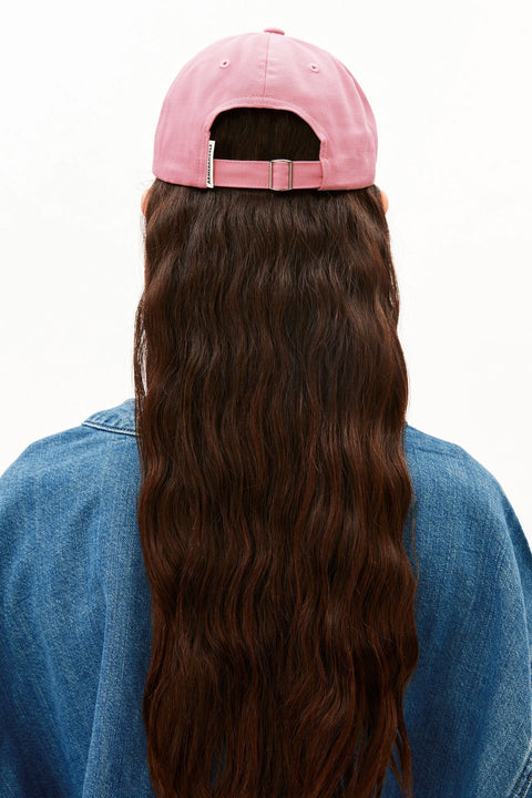 Rückansicht der Yenaas Bold Cap mit verstellbarem Verschluss in Washed Berry