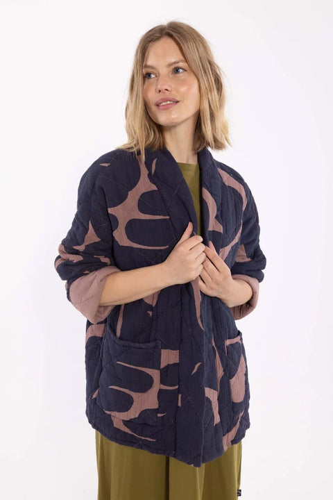 Danekatrin Quilt Jacket von Danefae in Dark Navy und Mauve, Kimono-Schnitt, ohne Frontverschluss, zwei Taschen