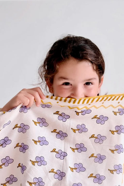 Baby Halstuch Baumwolle lila cremeweiß mit Fruchtmotiven