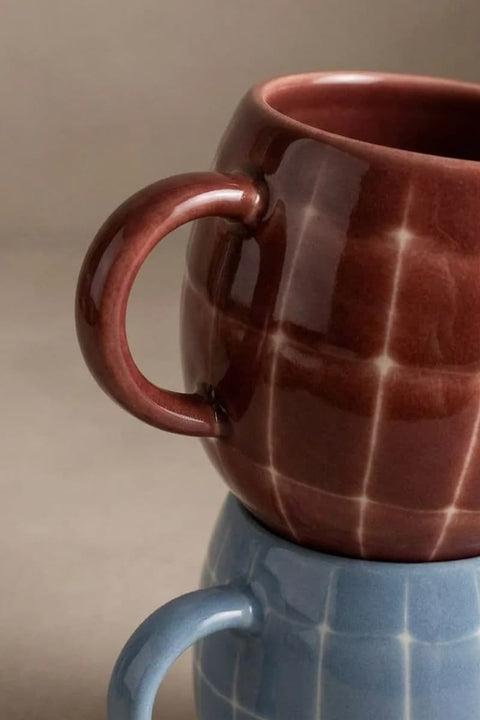 Pool Stoneware Mug Blue Sky und Burgunderrot von egg back home, mit Kaffee befüllt auf Frühstückstisch, 250 ml, sommerlicher Retro-Look