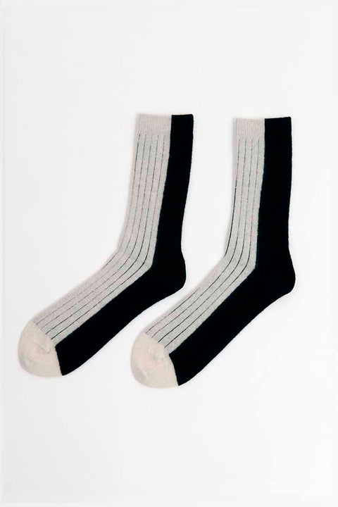 Detailansicht des zweifarbigen Strickmusters der Bicolor Socks Black