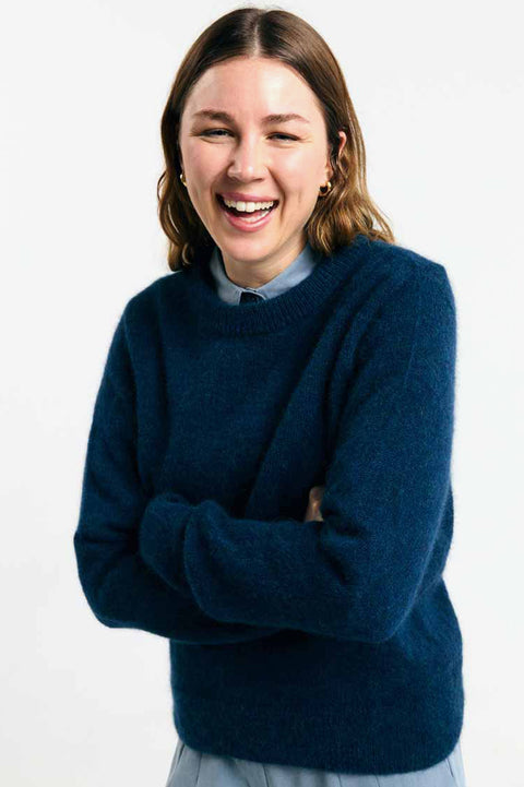 Detailansicht Rundhalsausschnitt und Strickstruktur, Babol Jumper blau