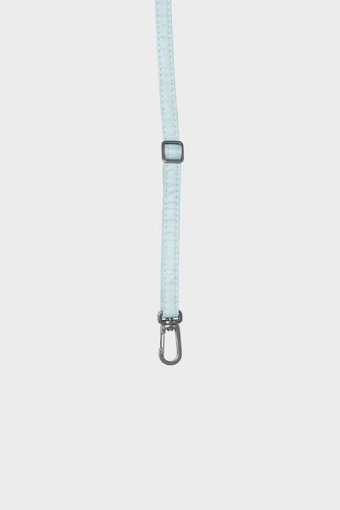 The New Strap Surf Spray Slim von Susan Bijl in Eisblau, verstellbares Ripstop-Nylon-Trägerband mit blau eloxiertem Aluminiumhaken
