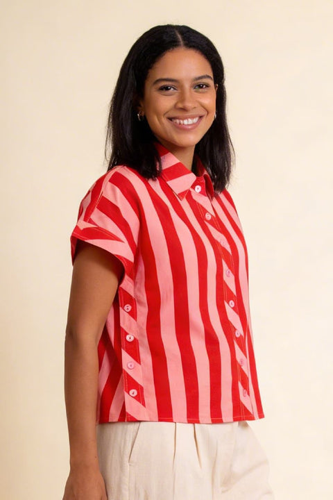 Sheena Top Block Stripe von Pretty Vacant in Rot und Pink, Kurzarm, lockerer Schnitt, 100 % Bio-Baumwolle