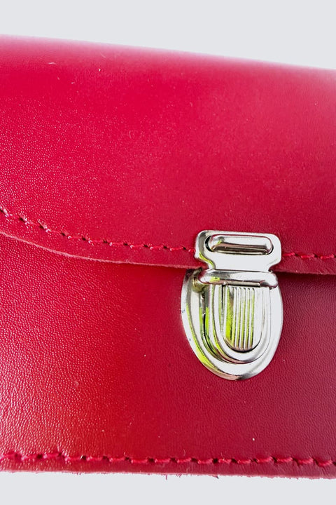 Kirschrotes Rindleder mit Patina – Papoutsi Borsa Portemonnaie Vintage-Charakter