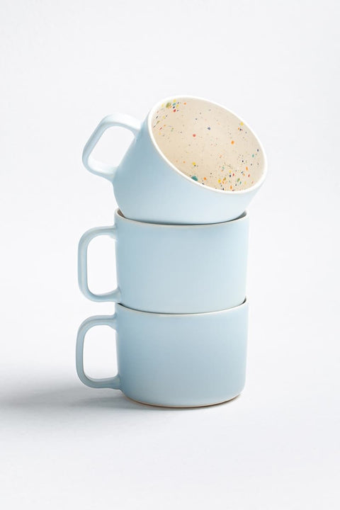 Der 450 ml Becher von Egg Back Home im eleganten Hellblau