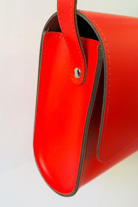 Brottasche LARGE papoutsi Neonorange – Detailansicht mattes Rindsleder in leuchtendem Neonorange, Berliner Handarbeit