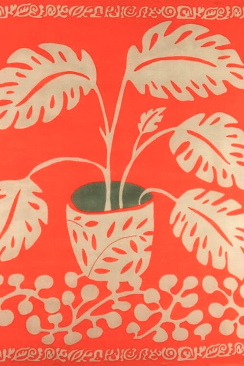 Carré Laine Monstera Orange Les Belles Vagabondes, als Schultertuch getragen, leichtes Wolltuch mit ausdrucksstarkem Motiv