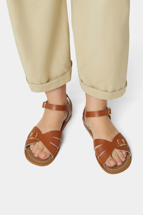 Classic Sandale Salt-Water Sandals Braun – Detailansicht Aussparungen an beiden Seiten und verstellbarer Riemen, braunes Leder