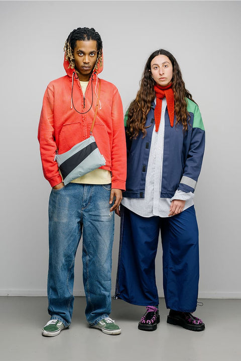 Leichte Medium Tasche hellblau schwarz minimalistische Pouch