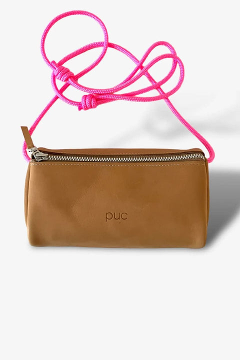 Modernes Design: „Easy Going“ Tasche in Cognac mit Neonpink Riemen