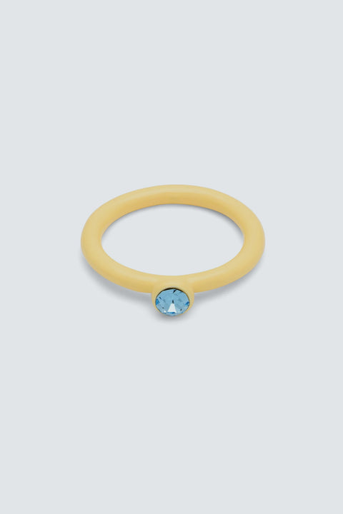 Color Ring Crystal Soft Yellow von LULU Copenhagen, hellgelber Emaille-Ring mit blauem Kristall, recyceltes Messing, handbemalt