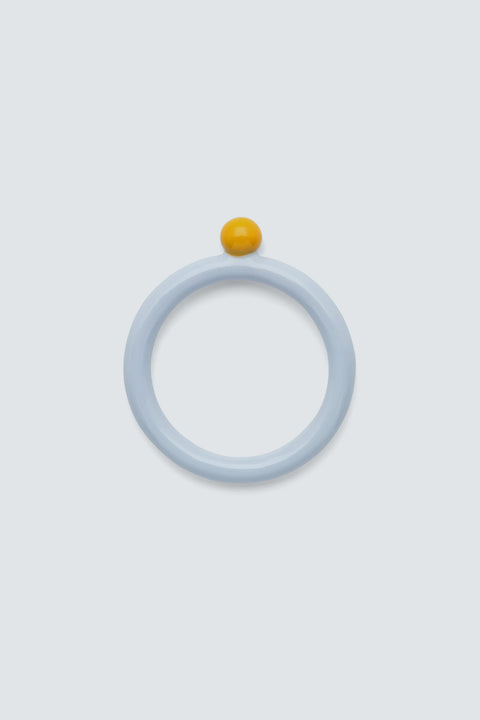 Color Ring Top Skyride Blue/Sunflower von LULU Copenhagen, handbemalter Emaille-Ring in Himmelsblau und Sonnenblumengelb, recyceltes Messing