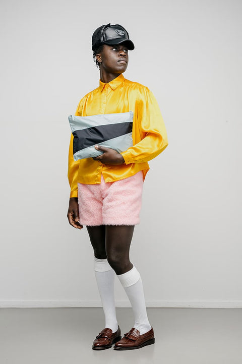 Große leichte Crossbody Cloud Pouch hellblau schwarz wasserabweisend