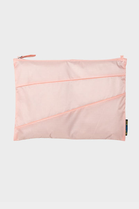 The New Pouch Mono Tone Large Susan Bijl – Detailansicht gedämpfter Mono Tone Farbton, Bluesign® Ripstop-Nylon