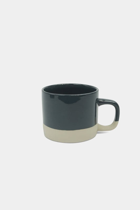 Anthrazit
Cup Cyl M von KINTA in Anthrazit, handgefertigtes Steinzeug, 200 ml, matte Oberfläche mit glänzenden Akzenten
Cup Cyl M KINTA Anthrazit, zylindrische Form 8 x 6,5 cm, handgefertigt in Hanoi, Fair Trade