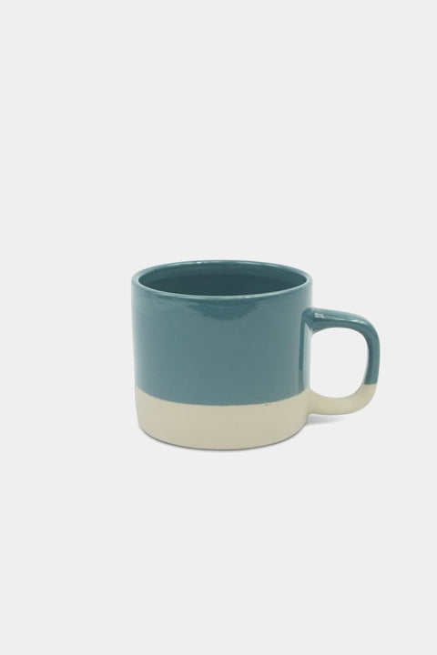 Blau
Cup Cyl M von KINTA in Blau, handgefertigtes Steinzeug, 200 ml, matte Oberfläche mit glänzenden Akzenten
Cup Cyl M KINTA Blau, zylindrische Form 8 x 6,5 cm, handgefertigt in Hanoi, Fair Trade