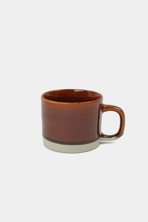 Braun (Terre)
Cup Cyl M von KINTA in Braun, handgefertigtes Steinzeug, 200 ml, matte Oberfläche mit glänzenden Akzenten
Cup Cyl M KINTA Terre Braun, zylindrische Form 8 x 6,5 cm, handgefertigt in Hanoi, Fair Trade