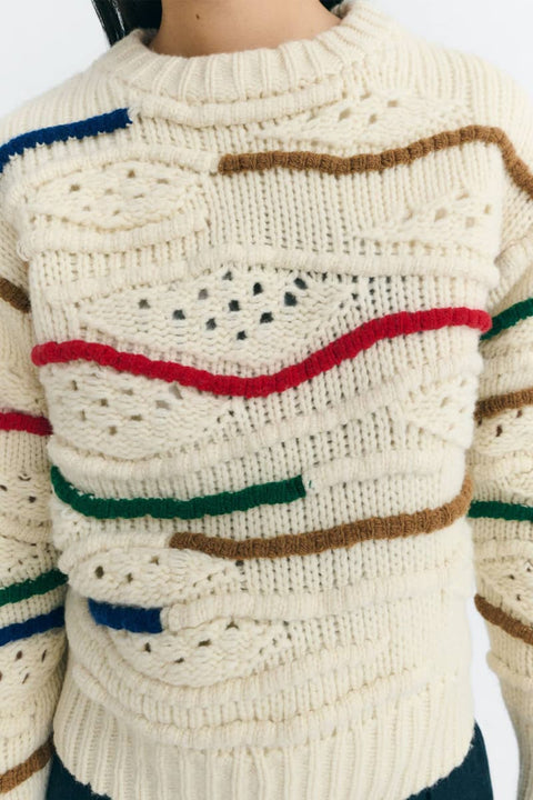 Cremefarbener Pullover mit bunten Details und breiten Bündchen