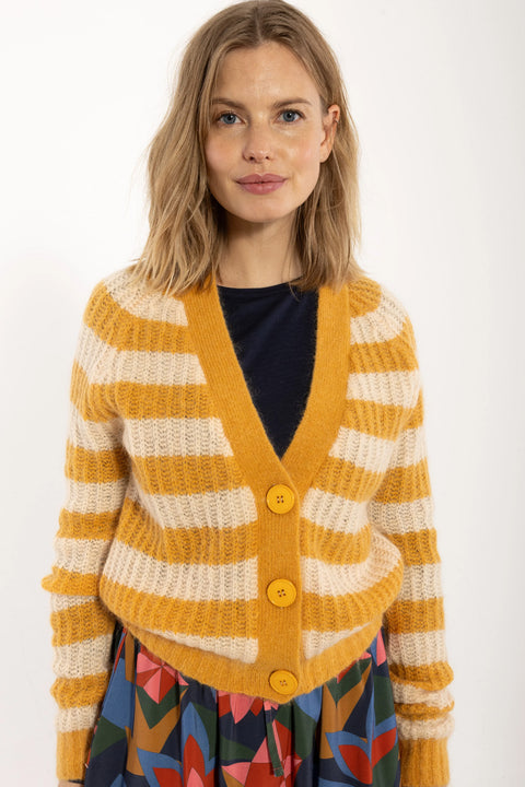 Danadorable Mohair Cardigan Nougat/Golden Honey von Danefae, V-Ausschnitt mit Knöpfen, Streifen in Sandbraun und Goldgelb, Mohair-Merinowolle-Mix