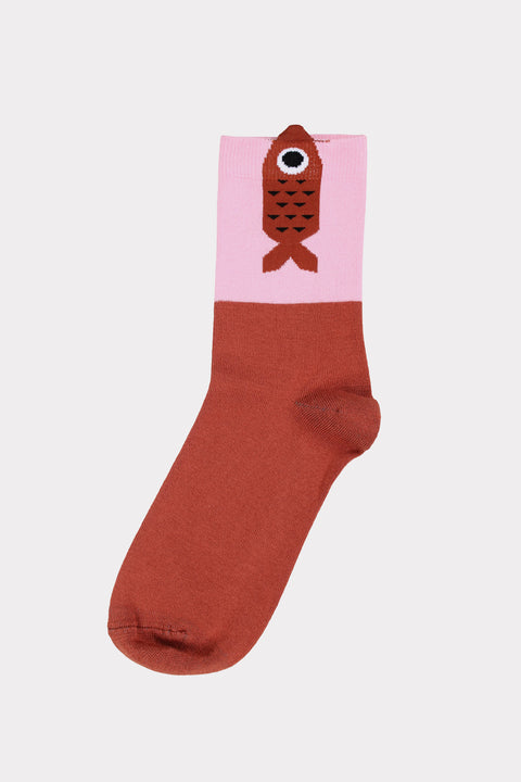 Dane3D Ladies Socks Chili Fish Danefae, am Fuß getragen, rostroter Socken mit elegantem Fischmotiv im 3D-Effekt