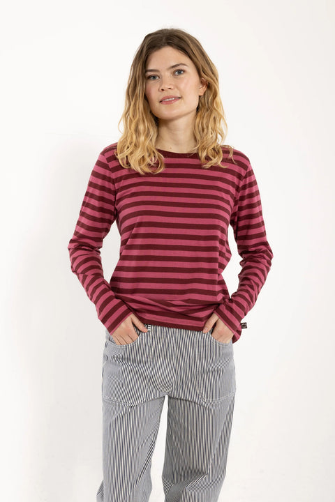Danebasic Merry LS Tee Danefae Dark Cherry – Detailansicht Streifenmuster in warmen Rot- und Kirchtönen, figurnaher Jersey-Schnitt