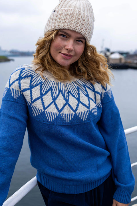 Daneblizzard Wool Sweater Porcelaine von Danefae, hellblauer Wollpullover mit grafischem Muster am Halsausschnitt, Rundhals, gerippte Bündchen
