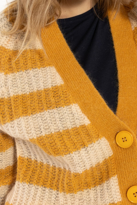 Danadorable Mohair Cardigan Nougat Danefae, Frontansicht V-Ausschnitt mit Knopfleiste, warme Sand-Gold-Streifen, fließender Schnitt